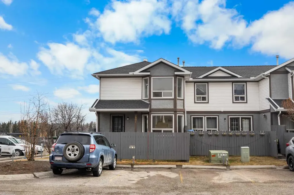 1801 Signal Hill Green SW Calgary AB T3H 2Y4