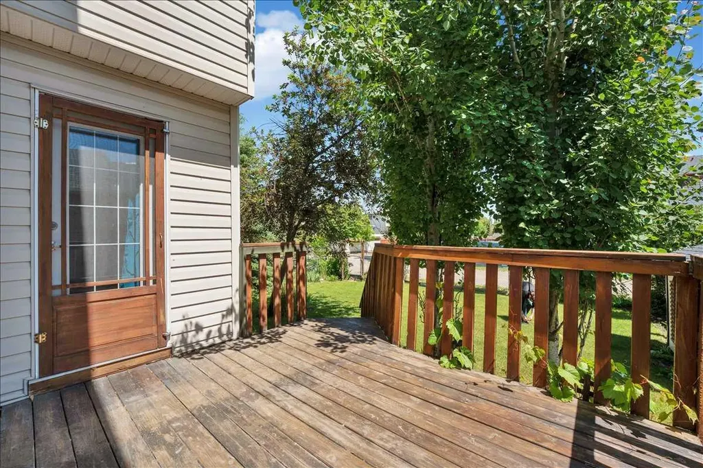 252 Woodhaven Drive Okotoks AB T1S 1S8