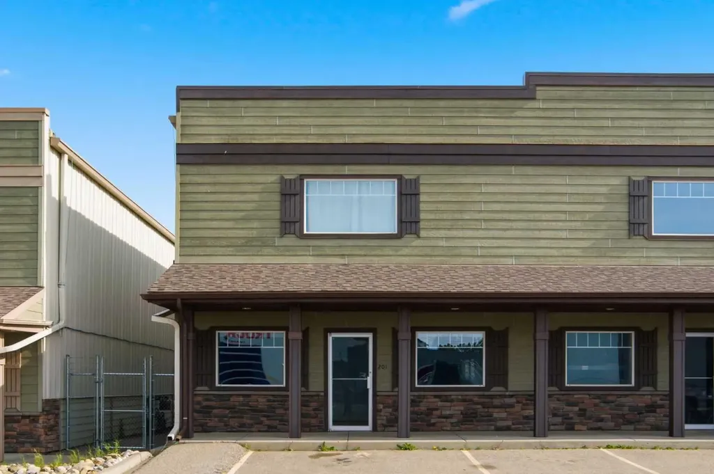 220 3 Street NE Diamond Valley AB T0L 0H0