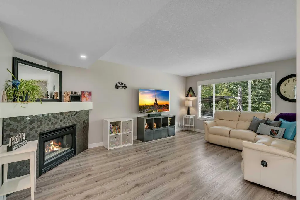 480 Douglas Glen Point SE Calgary AB T2Z 3G4