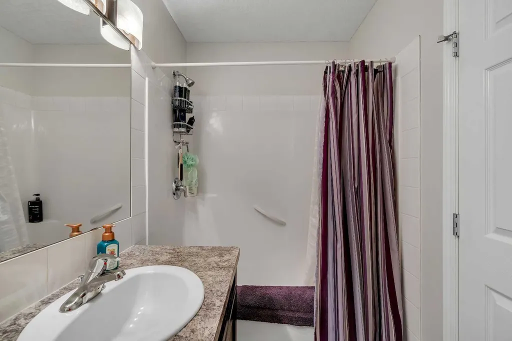 480 Douglas Glen Point SE Calgary AB T2Z 3G4