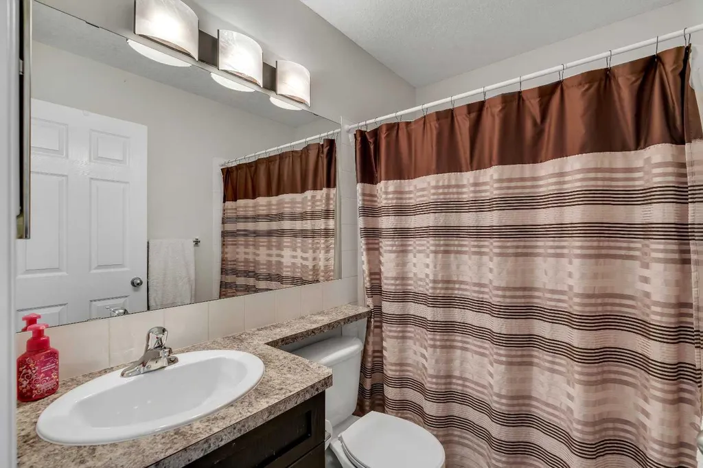 480 Douglas Glen Point SE Calgary AB T2Z 3G4