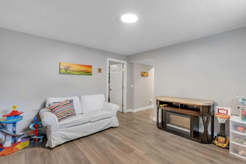 480 Douglas Glen Point SE Calgary AB T2Z 3G4
