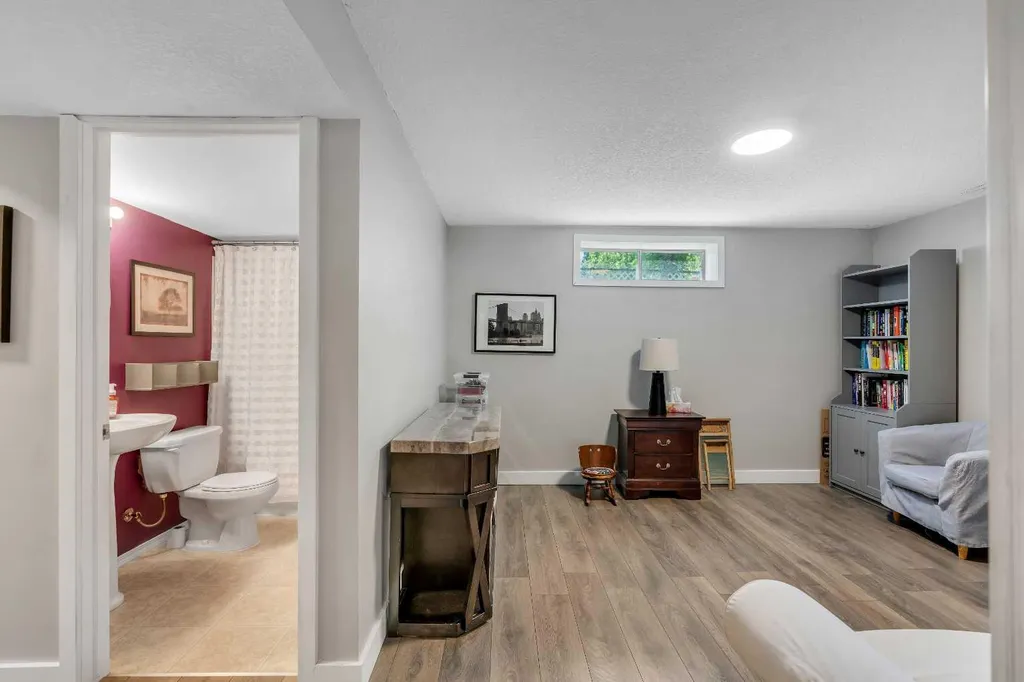 480 Douglas Glen Point SE Calgary AB T2Z 3G4
