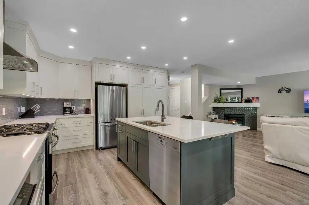 480 Douglas Glen Point SE Calgary AB T2Z 3G4