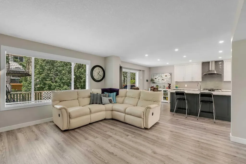 480 Douglas Glen Point SE Calgary AB T2Z 3G4