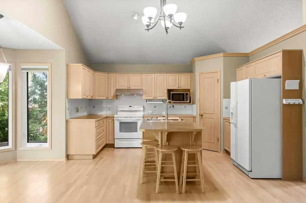 46 Sandalwood Heights NW Calgary AB T3K 4B6