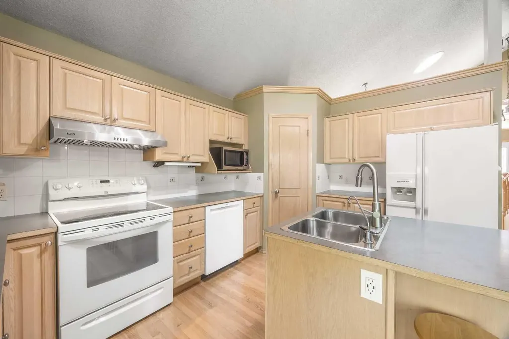 46 Sandalwood Heights NW Calgary AB T3K 4B6