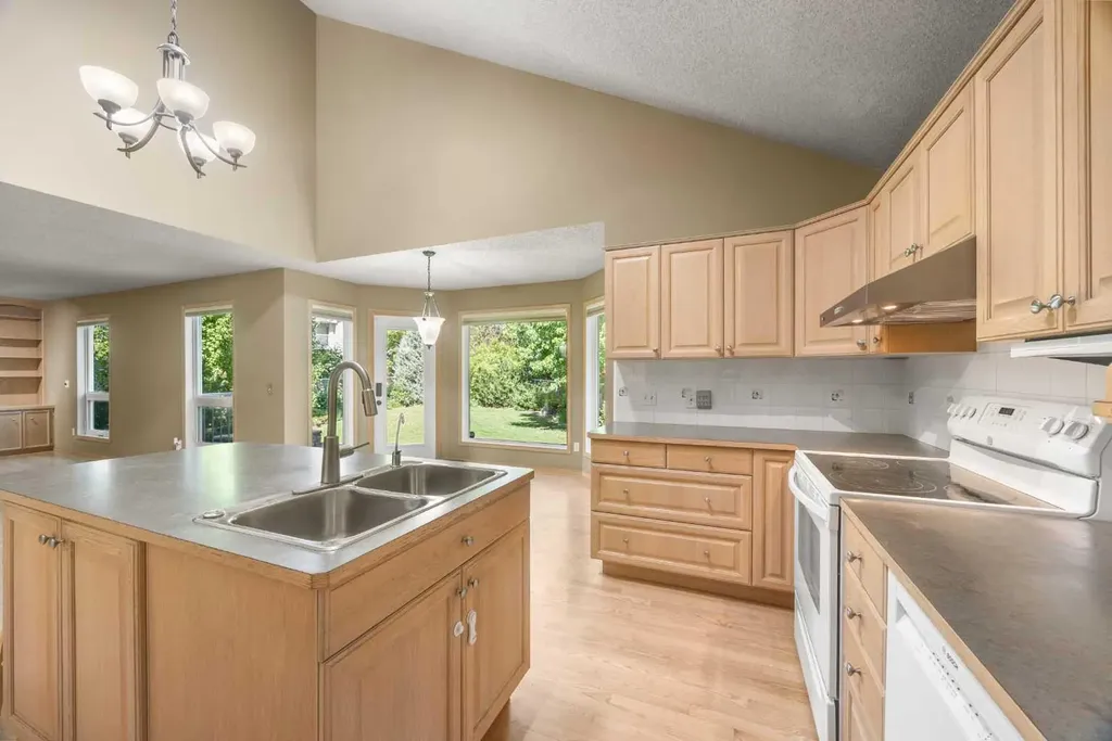 46 Sandalwood Heights NW Calgary AB T3K 4B6