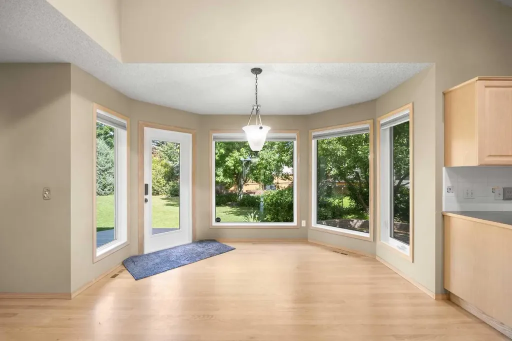 46 Sandalwood Heights NW Calgary AB T3K 4B6