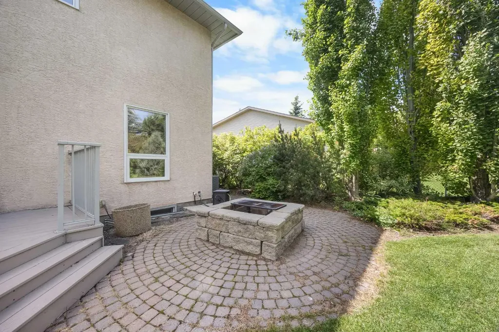 46 Sandalwood Heights NW Calgary AB T3K 4B6