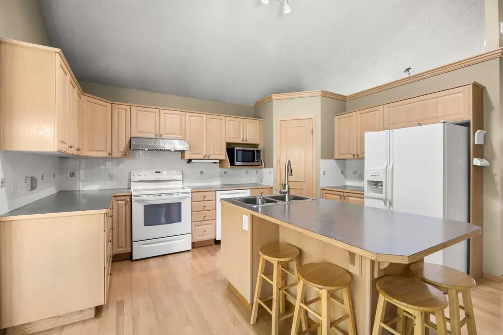 46 Sandalwood Heights NW Calgary AB T3K 4B6