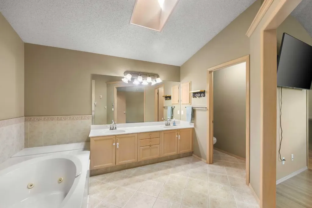 46 Sandalwood Heights NW Calgary AB T3K 4B6