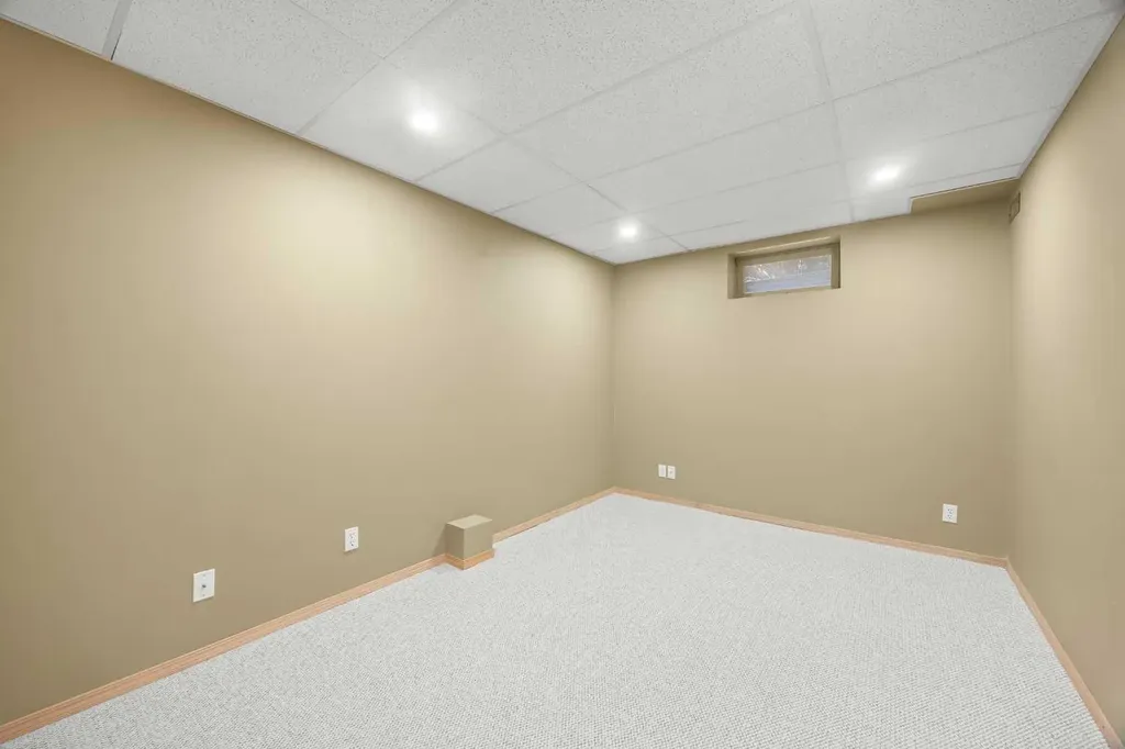 46 Sandalwood Heights NW Calgary AB T3K 4B6