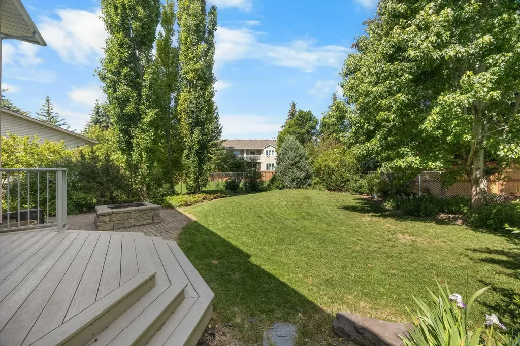 46 Sandalwood Heights NW Calgary AB T3K 4B6