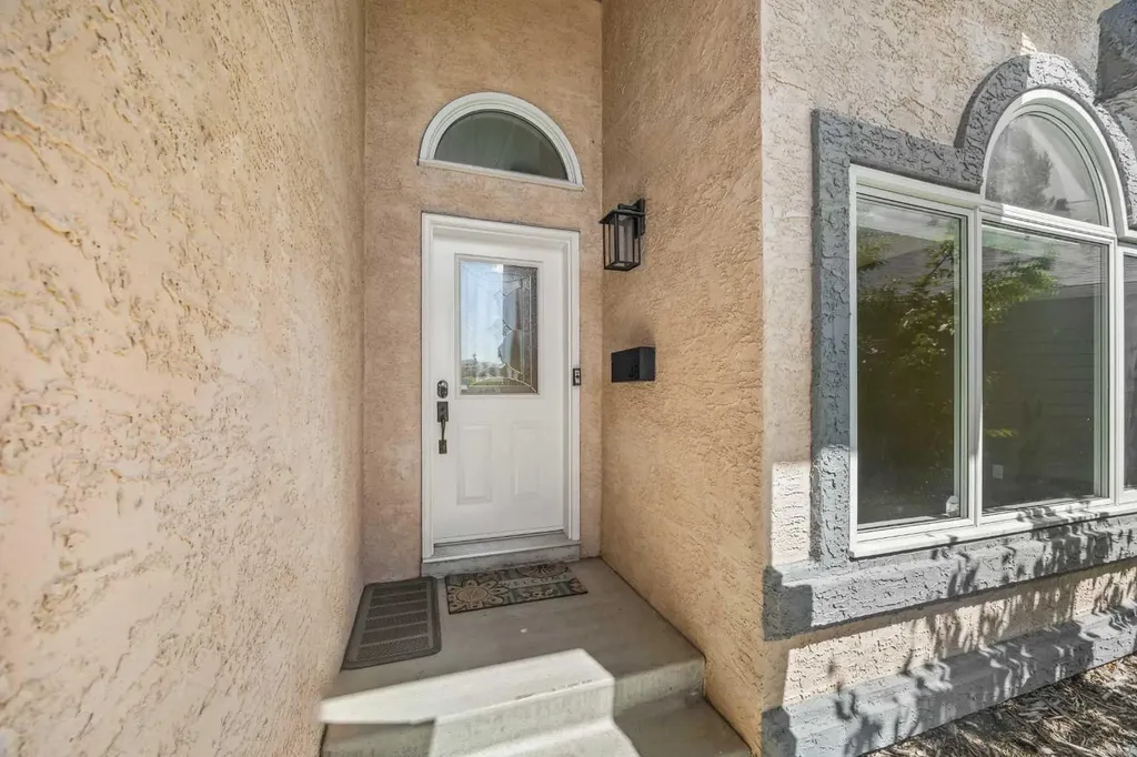 46 Sandalwood Heights NW Calgary AB T3K 4B6