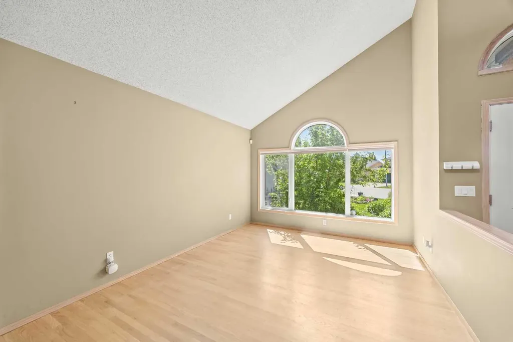 46 Sandalwood Heights NW Calgary AB T3K 4B6