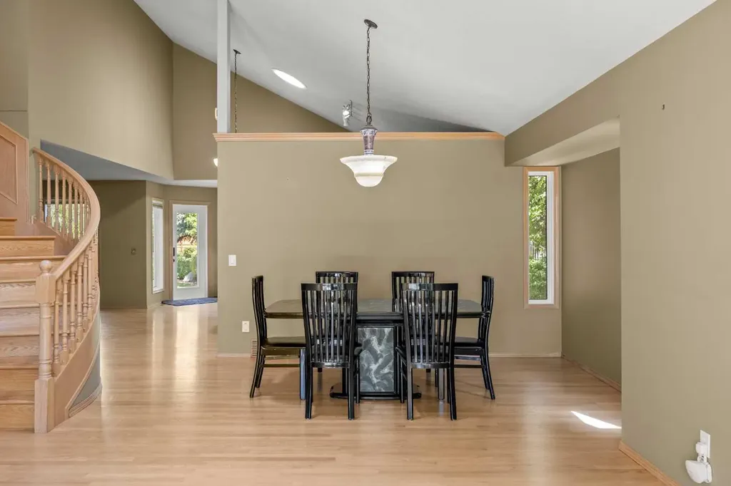 46 Sandalwood Heights NW Calgary AB T3K 4B6