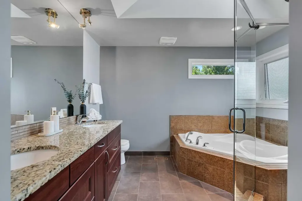 62 Kincora View NW Calgary AB T3R 1M4