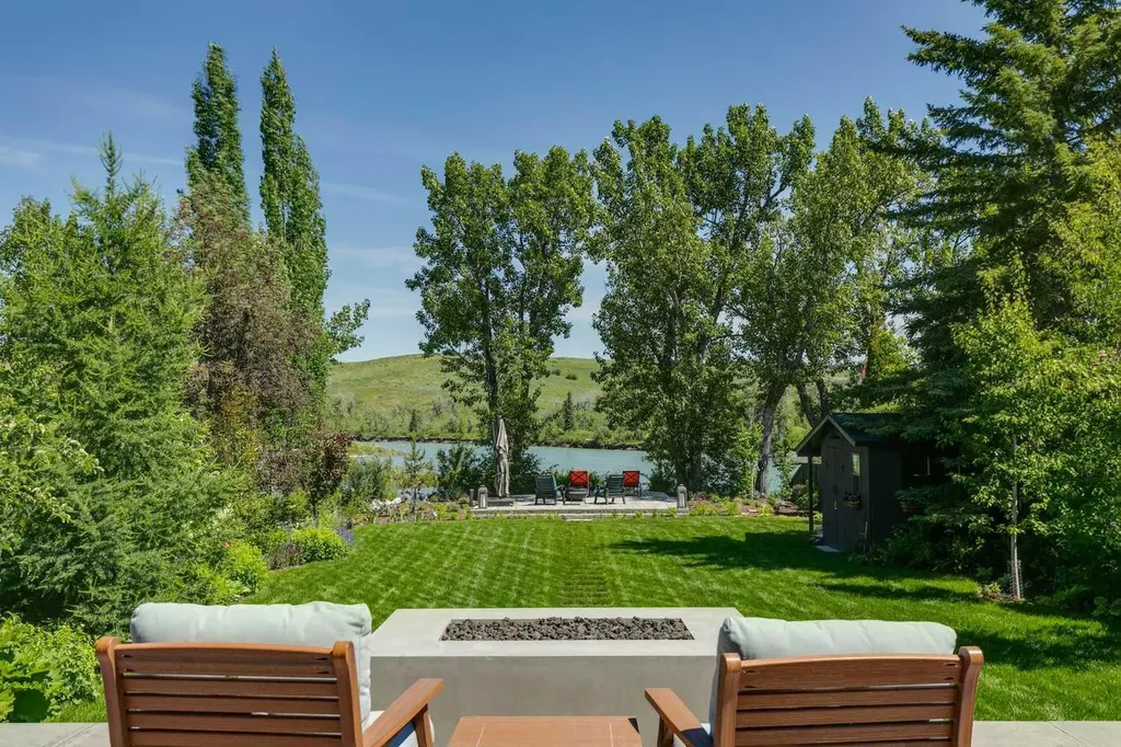 6626 Bow Crescent NW Calgary AB T3B 2B9