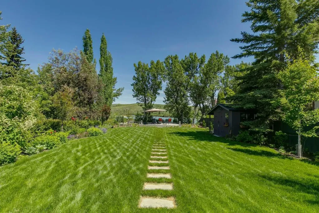 6626 Bow Crescent NW Calgary AB T3B 2B9