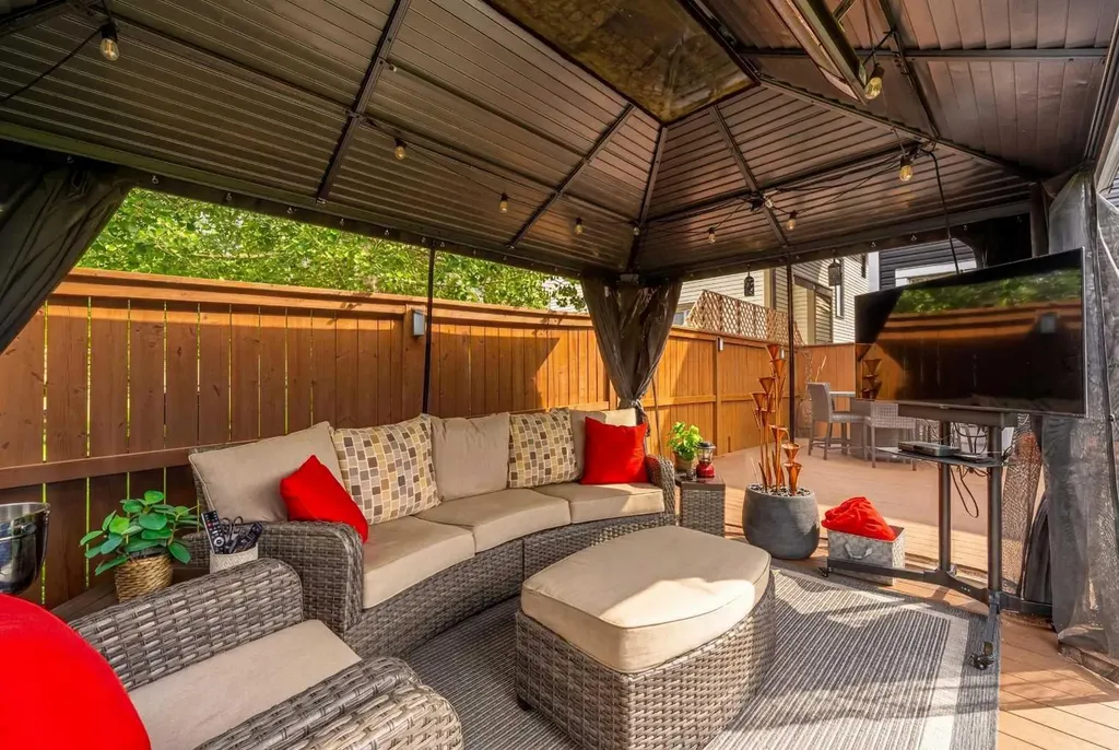 141 Copperpond Bay SE Calgary AB T2Z0R2