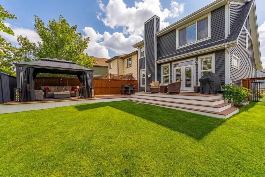 141 Copperpond Bay SE Calgary AB T2Z0R2