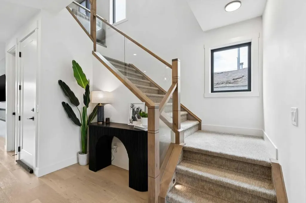 4606 82 Street NW Calgary AB T3B 2P7