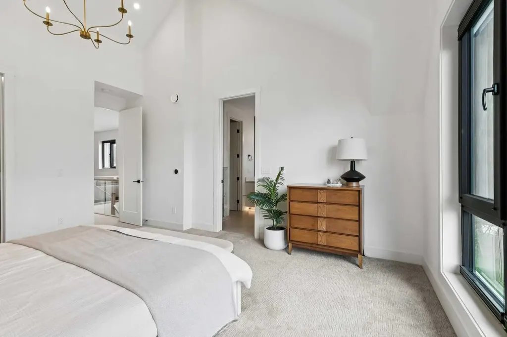 4606 82 Street NW Calgary AB T3B 2P7