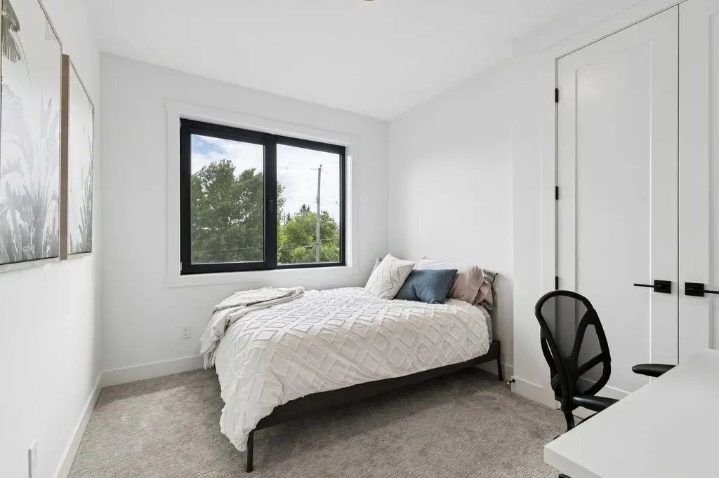 4606 82 Street NW Calgary AB T3B 2P7