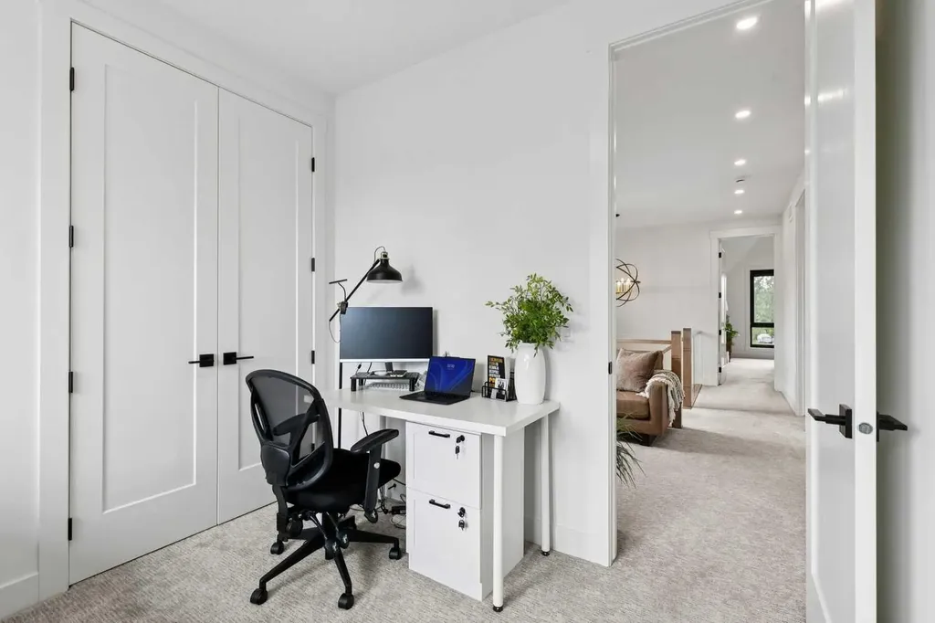4606 82 Street NW Calgary AB T3B 2P7