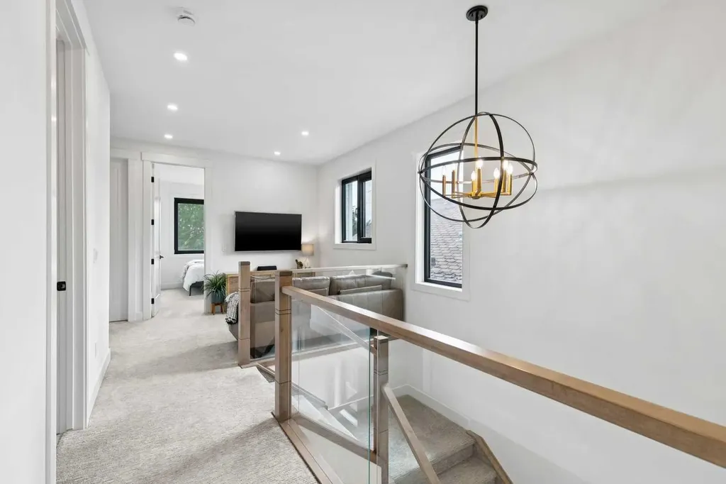 4606 82 Street NW Calgary AB T3B 2P7