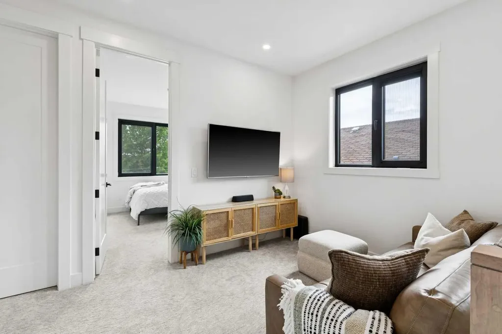 4606 82 Street NW Calgary AB T3B 2P7
