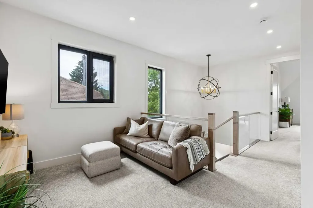 4606 82 Street NW Calgary AB T3B 2P7
