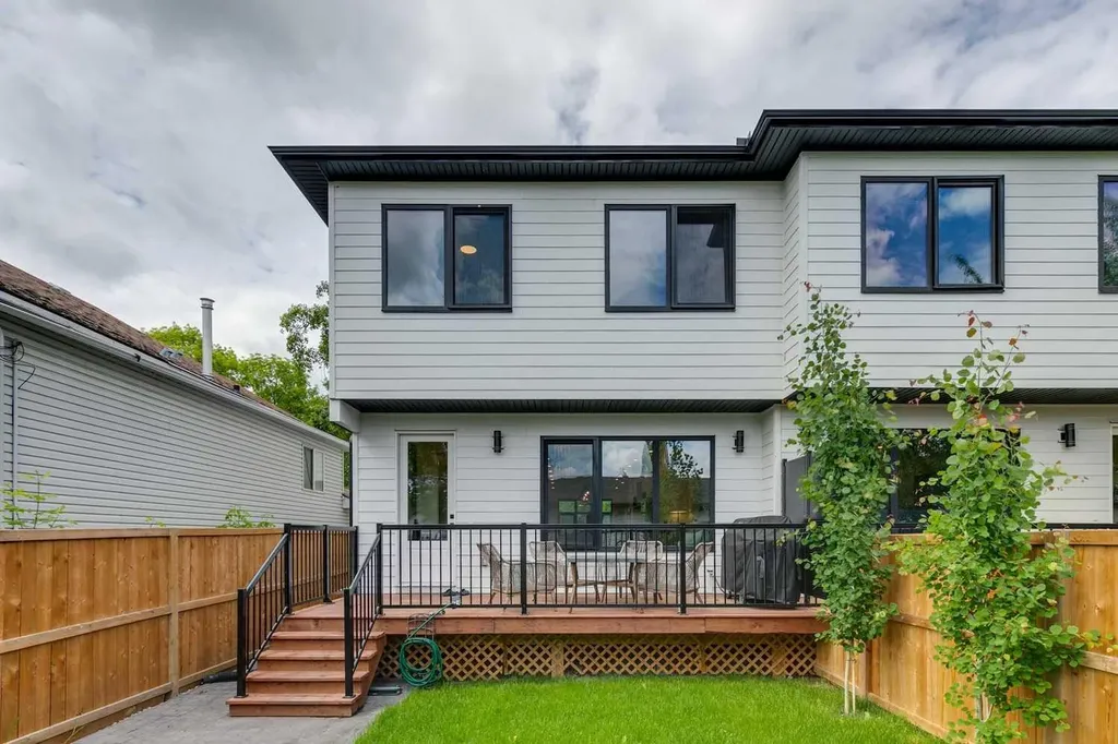 4606 82 Street NW Calgary AB T3B 2P7