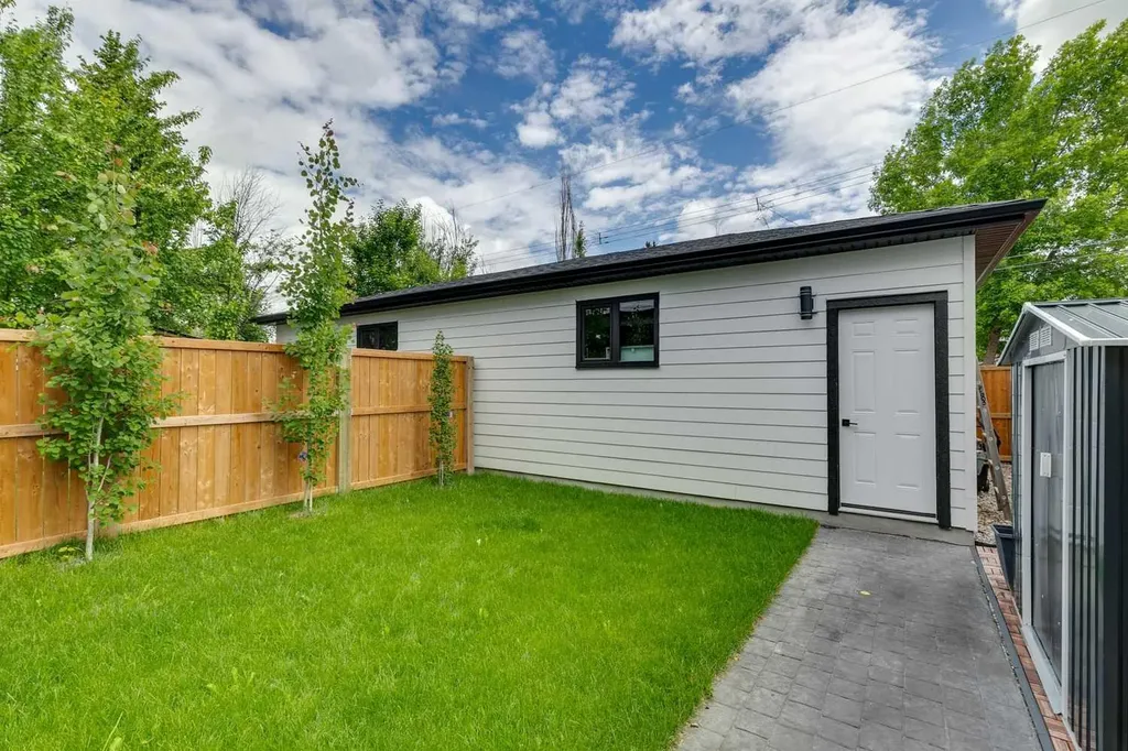 4606 82 Street NW Calgary AB T3B 2P7