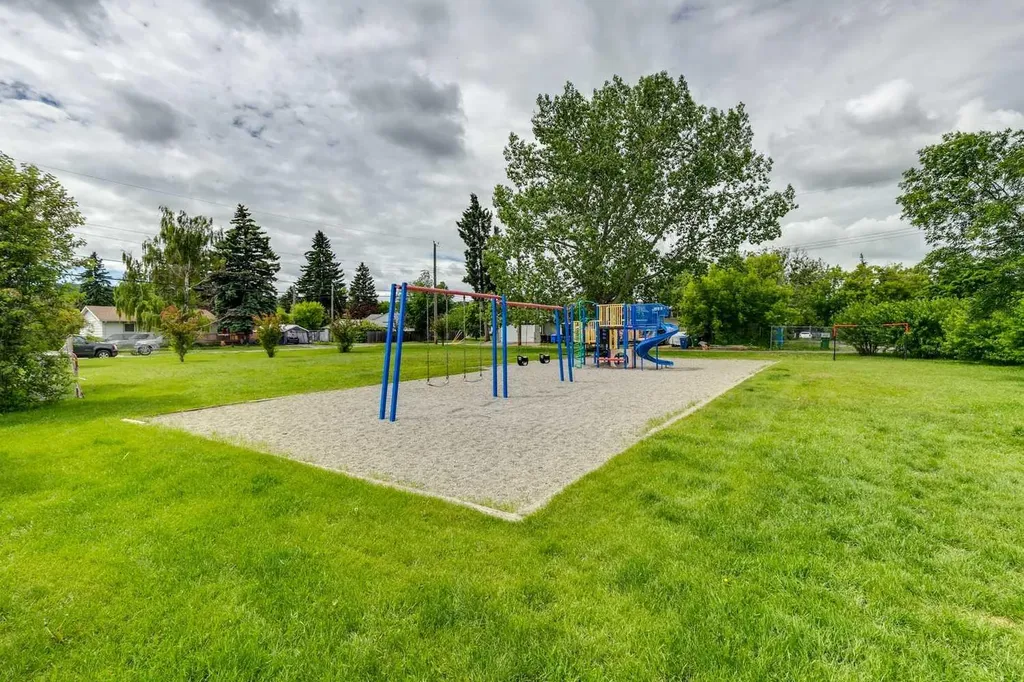 4606 82 Street NW Calgary AB T3B 2P7