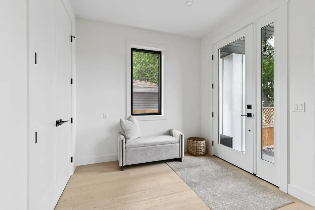 4606 82 Street NW Calgary AB T3B 2P7