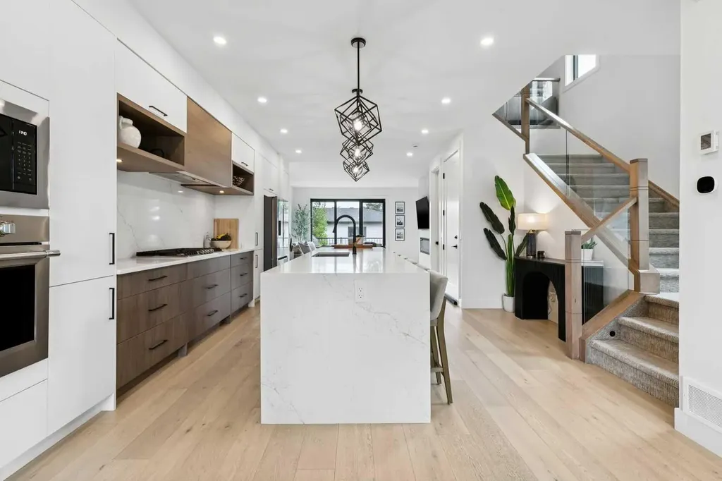 4606 82 Street NW Calgary AB T3B 2P7