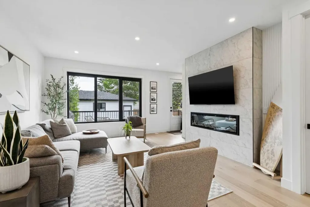 4606 82 Street NW Calgary AB T3B 2P7