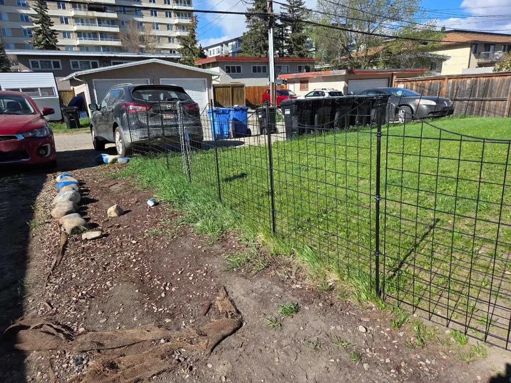 638, 640 68 Avenue SW Calgary AB T2V 0M9