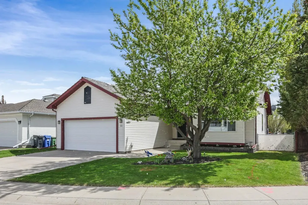 11 Strathmore Lakes Crescent Strathmore AB T1P 1L7