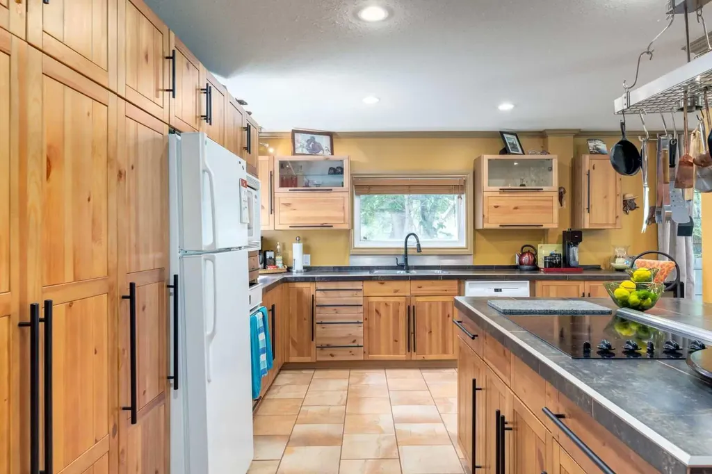 235 5 Street Drumheller AB T0J 0Y4
