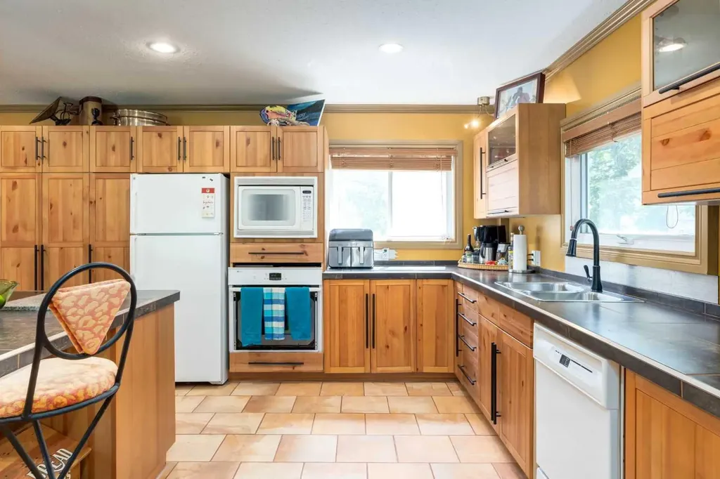 235 5 Street Drumheller AB T0J 0Y4