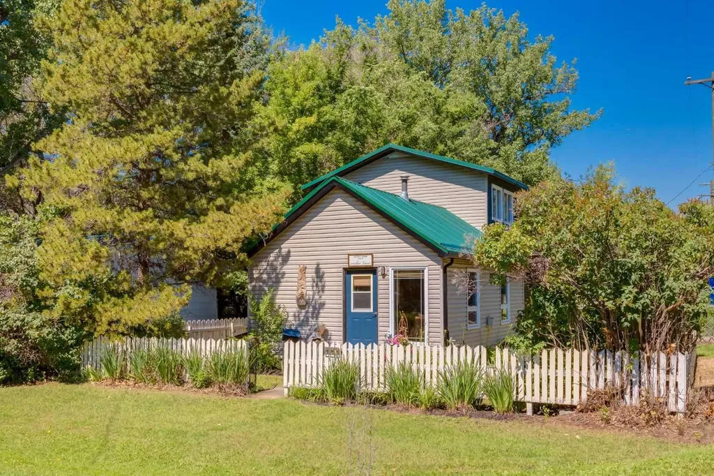 235 5 Street Drumheller AB T0J 0Y4