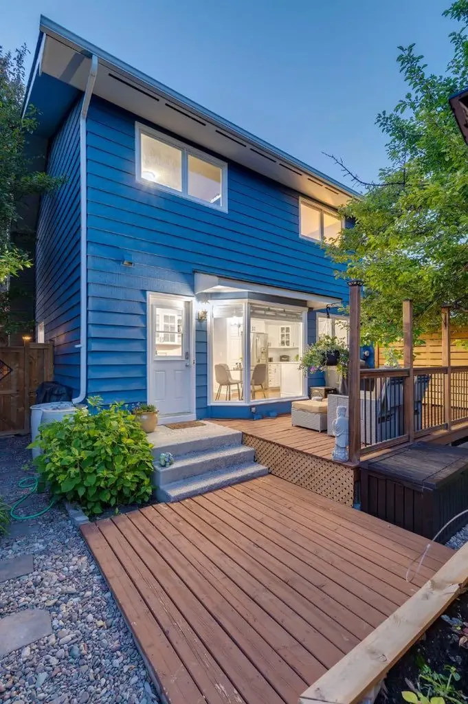 384 Midvalley Drive SE Calgary AB T2X1M7
