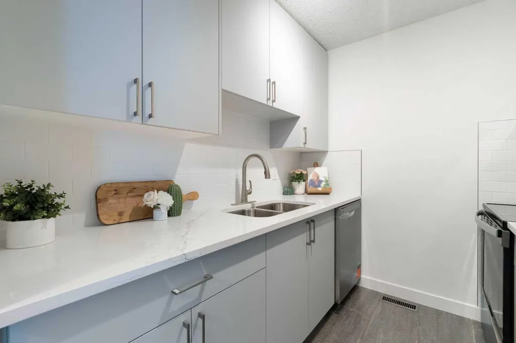 251 90 Avenue SE Calgary AB T2J 0A4