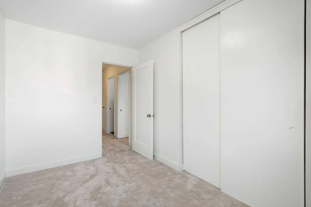 251 90 Avenue SE Calgary AB T2J 0A4