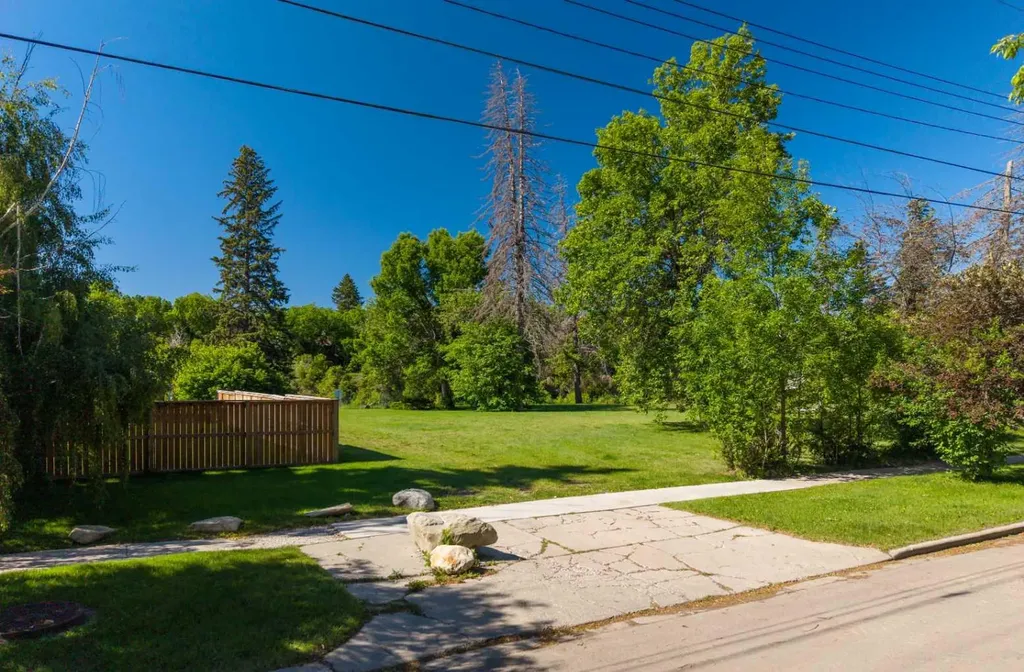 407 40 Avenue SW Calgary AB T2S 0X5