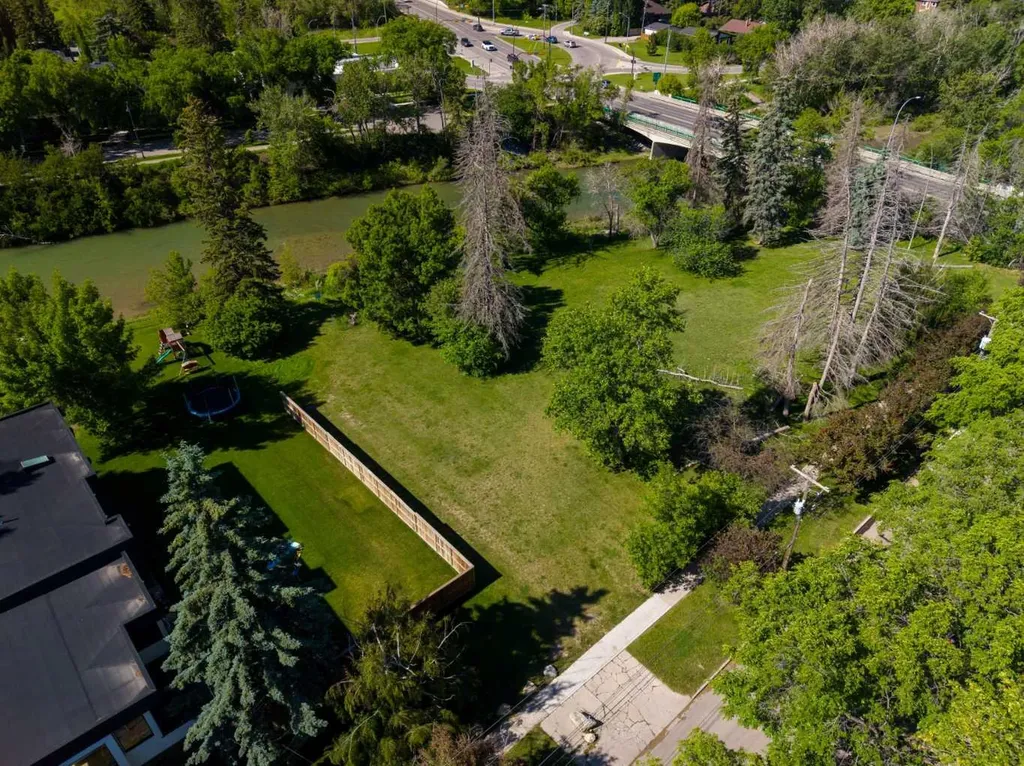 407 40 Avenue SW Calgary AB T2S 0X5